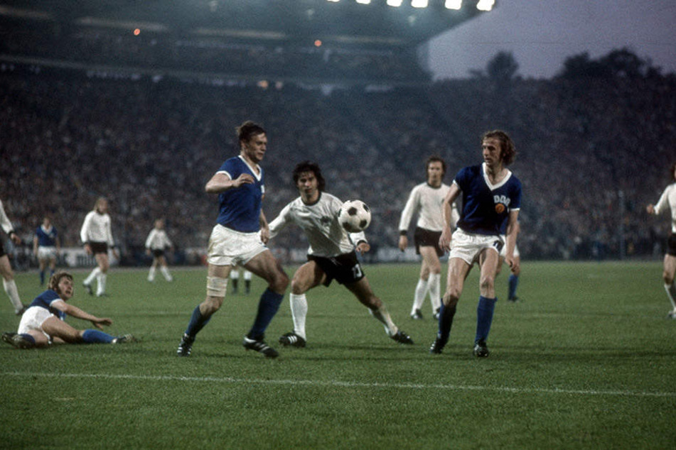 Das wohl wichtigste Spiel für Hansi Kreische (r.). Die DDR gewinnt bei der WM 1974 gegen die BRD mit 1:0. Gerd Müller (M.) kommt nicht an ihm und Bernd Bransch vorbei.
