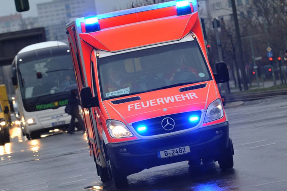 Die 50-Jährige wurde mit lebensbedrohlichen Verletzungen ins Krankenhaus gebracht. (Symbolbild)