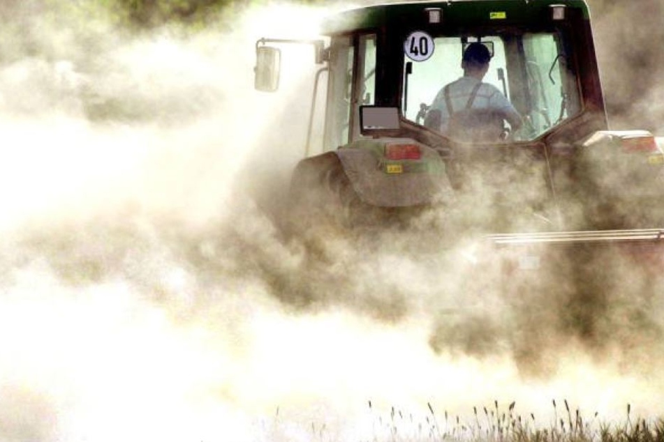 Ein Bauer auf seinem Traktor. Der Streit zwischen den beiden Streitenden soll schon länger anhalten. (Symbolbild)
