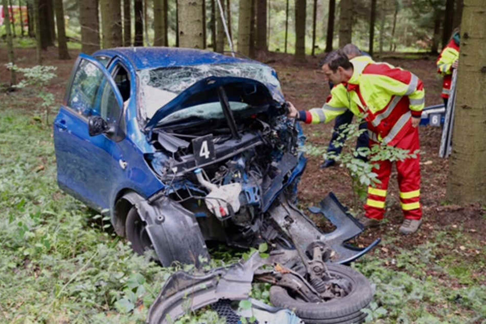 Der Fahrer eines Toyota Yaris krachte frontal in einen Baum.