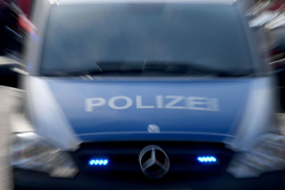 Gleich mit zehn Streifenwagen fahndete die Polizei nach den Tatverdächtigen (Symbolbild).