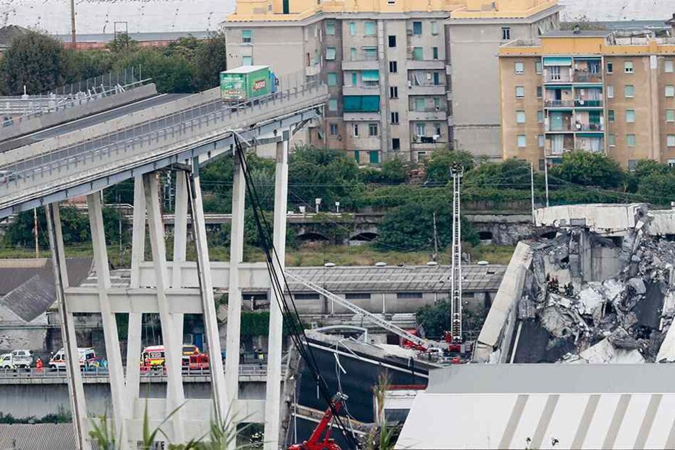 Ein Laster steht kurz vor der Lücke in der Brücke.