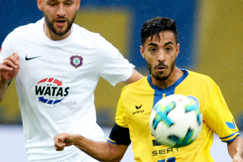 Salim Khelifi (r.) - hier noch im Trikot von Eintracht Braunschweig - im Duell mit Aues Philipp Riese.