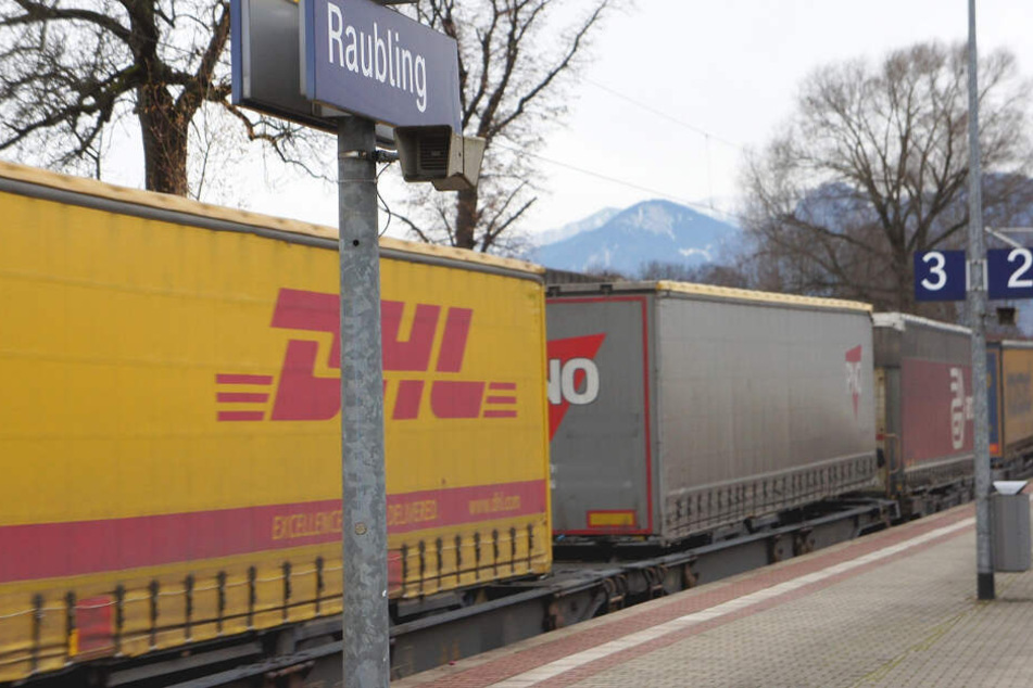 Ein 26 Jahre alter Partygänger wählte kurzerhand einen Güterzug als Transportmittel.