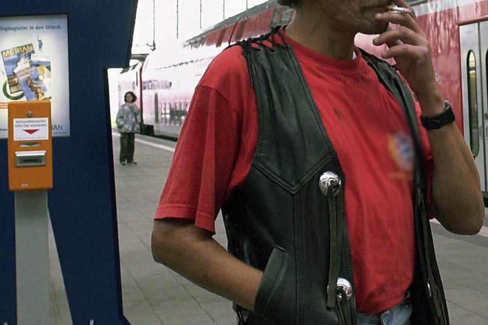 Seit Jahren darf man nicht mehr an Bahnhöfen qualmen. Bei Verstößen droht ein Bußgeld. (Symbolbild).