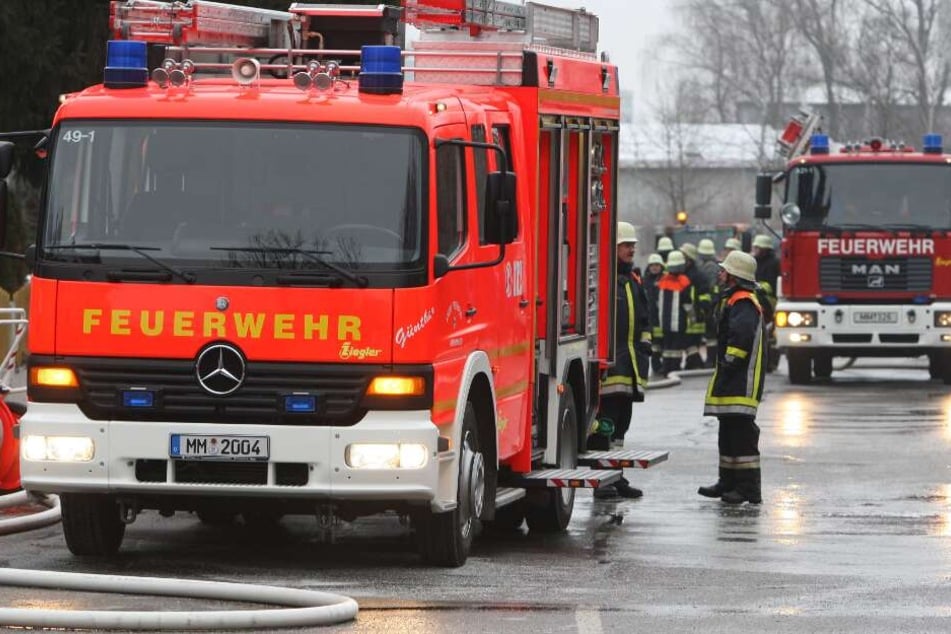 Bei einem Einsatz stürzte der Mann von Einsatzfahrzeug. (Symbolbild)
