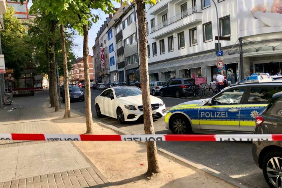 Mitten auf dem Bürgersteig ist es zur blutigen Schlägerei gekommen.