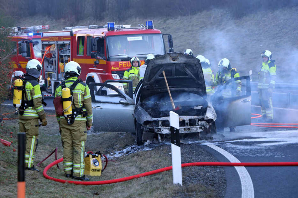 Der Fahrer konnte den brennenden Alfa Romeo an der AS Gorbitz noch rechtzeitig verlassen.