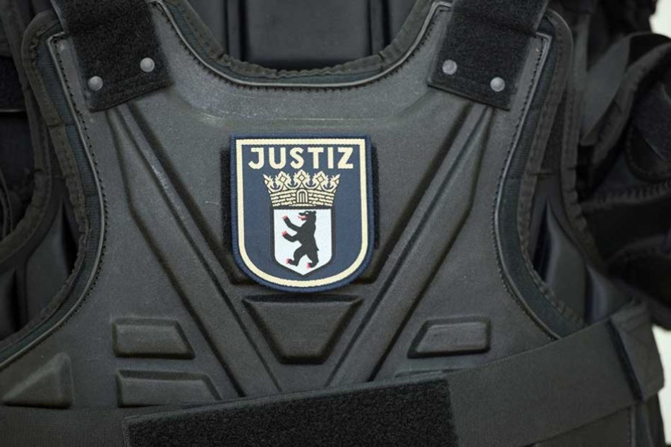 Ein Oberkörper-Schutzpanzer mit dem die Justizbeamten ausgestattet werden.