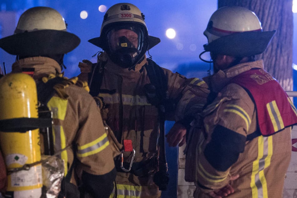 Die Feuerwehr hatte zunächst im Nachbargebäude nach der Ursache für den Rauch gesucht. (Symbolbild)