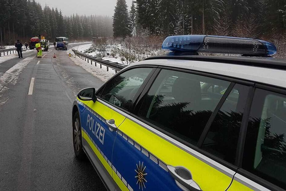 Auf winterlicher Fahrbahn geriet der Mazda-Fahrer in den Gegenverkehr.