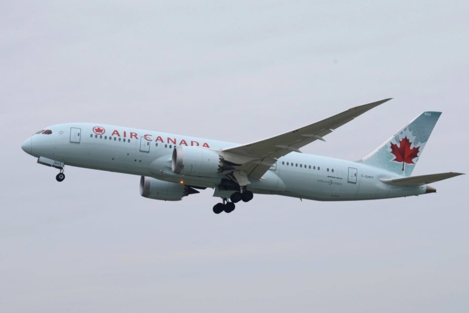 Die Boeing 787-800 wurde sofort nach Irland umgeleitet, aber für das Mädchen kam jede Hilfe zu spät.