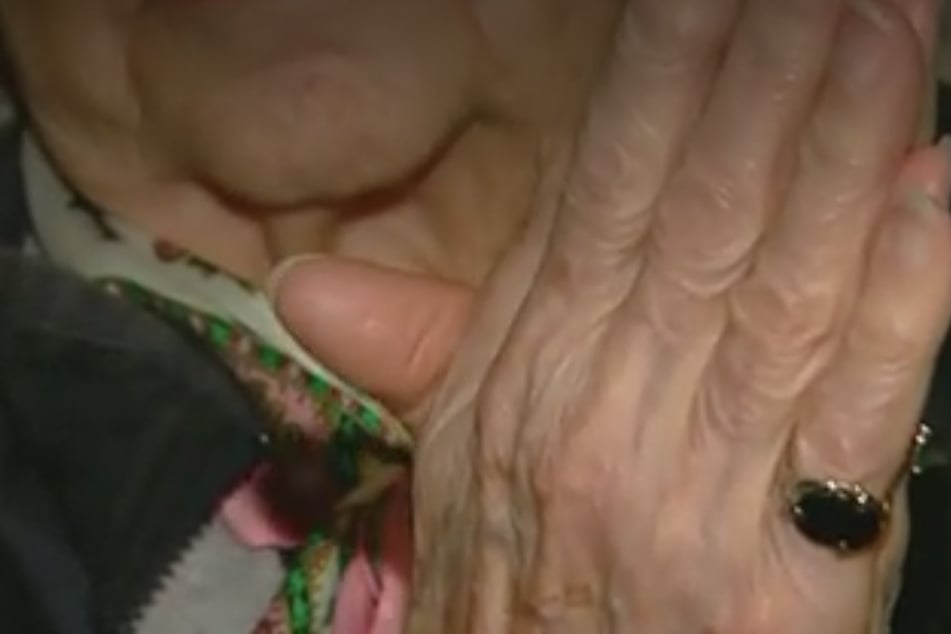 Helen Reynolds (88) wehrte sich auf ihre ganz eigene Weise.