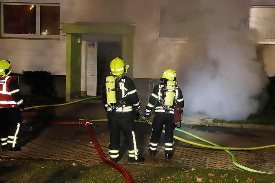 Eine große Rauchwolke dringt aus dem Keller in der Straße Usti nad Labem.