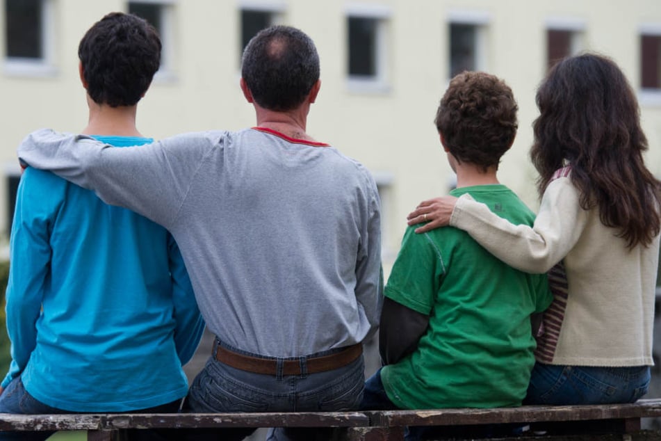 Eine syrische Familie sitzt vor einem Asylwohnheim der Zentralen Ausländerbehörde des Landes Brandenburg in Eisenhüttenstadt. (Symbolbild)