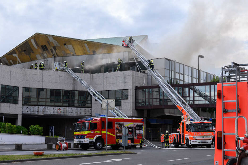Die Rheinstraße wurde für die Löscharbeiten voll gesperrt.