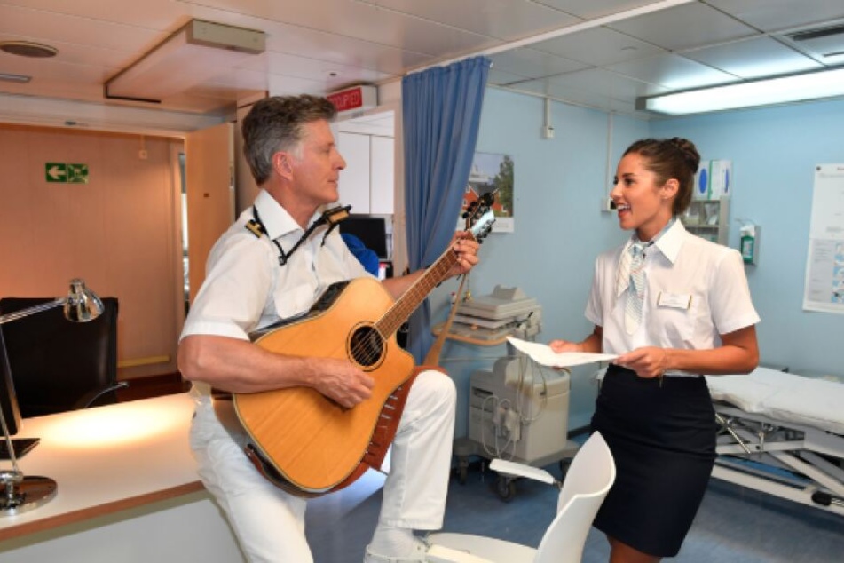 Sarah Lombardi als Zimmermädchen Tanja mit Nick Wilder als Dr. Sander.