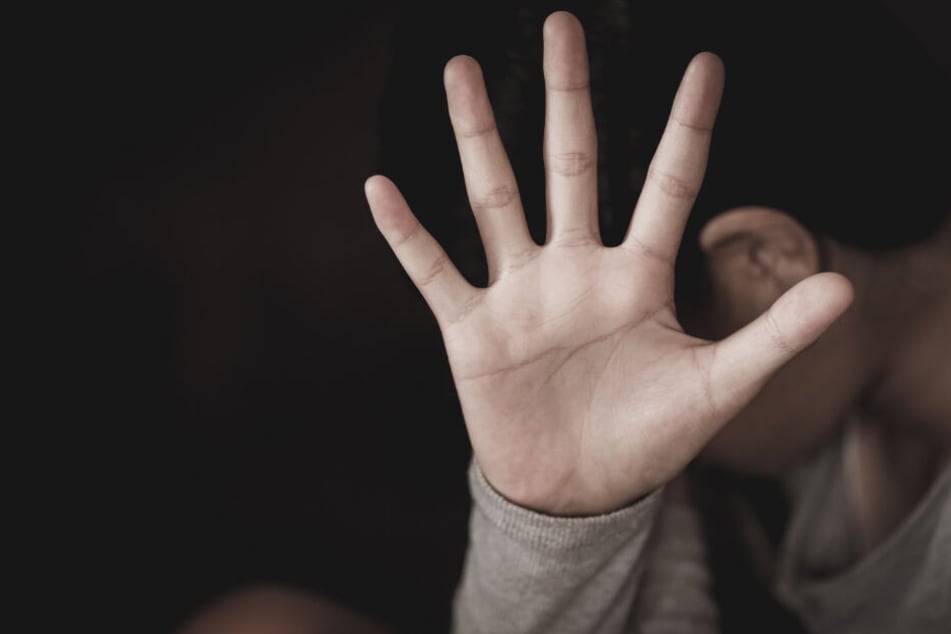 Mehrfach verging er sich an Frauen, denen er zuvor KO-Tropfen einflößte (Symbolfoto).