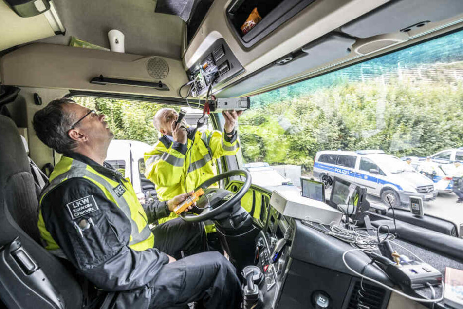 Strenger Blick im Cockpit: Hat ein Lasterfahrer seinen Fahrtenschreiber manipuliert?