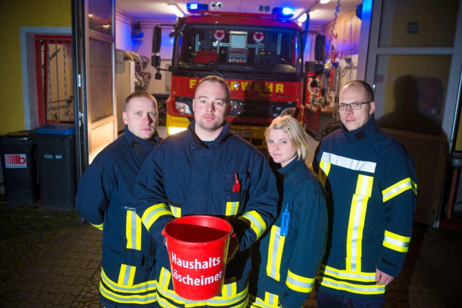 Auch die Feuerwehr Dohna leidet unter fehlender Stärke zur Arbeitszeit. Sie verteilten deshalb symbolische Eimer zum Selberlöschen.