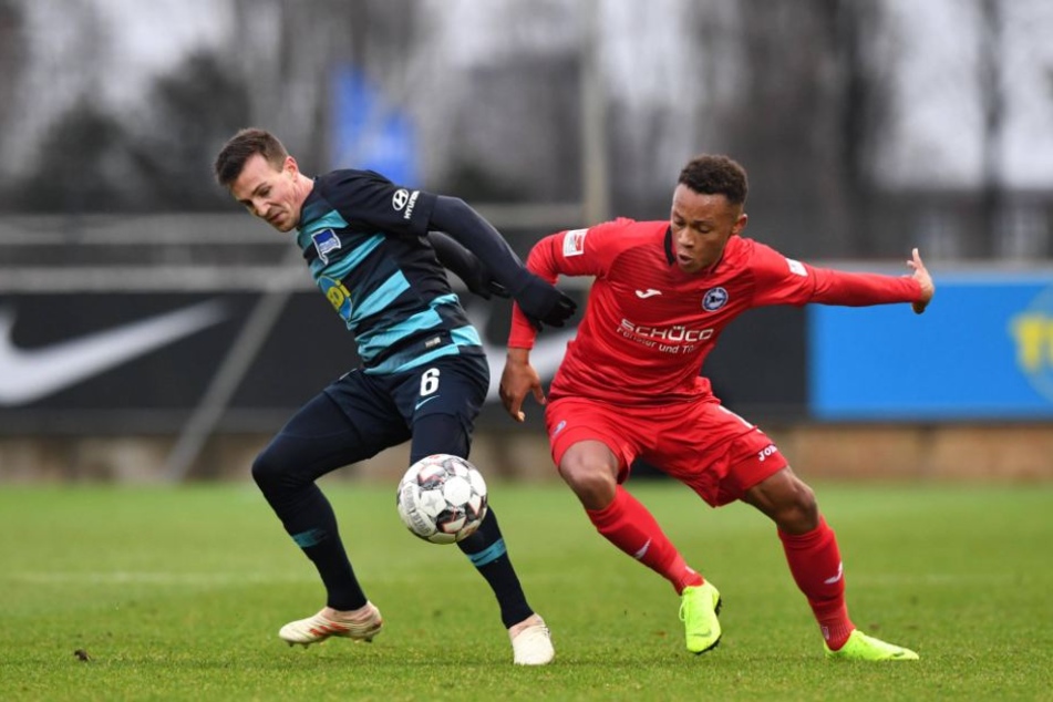 Vladimir Darida (Hertha BSC), Roberto Massimo (Arminia Bielefeld) im Zweikampf.