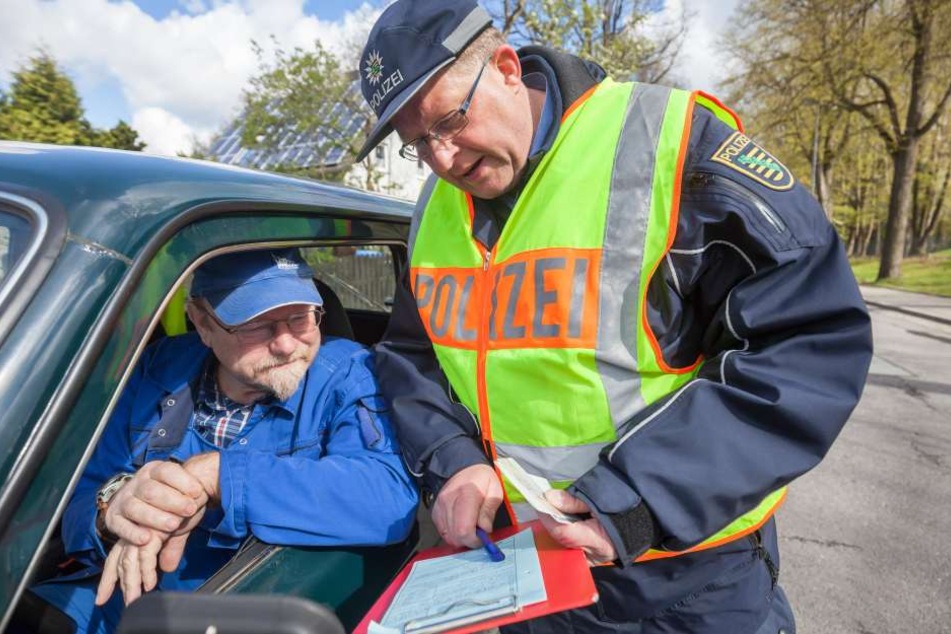"30 km/h sind erlaubt, sie hatten 42 drauf": Polizeihauptmeister Peter Hutzig erklärt Klaus-Peter Viertel (62) das Vergehen.