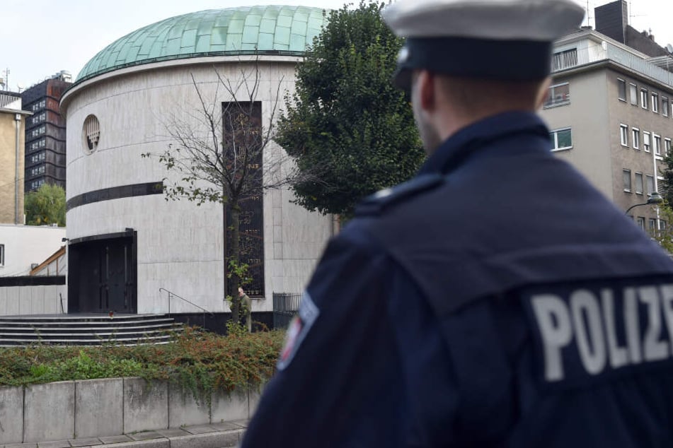 Die Polizei bewacht die Neue Synagoge in Düsseldorf.