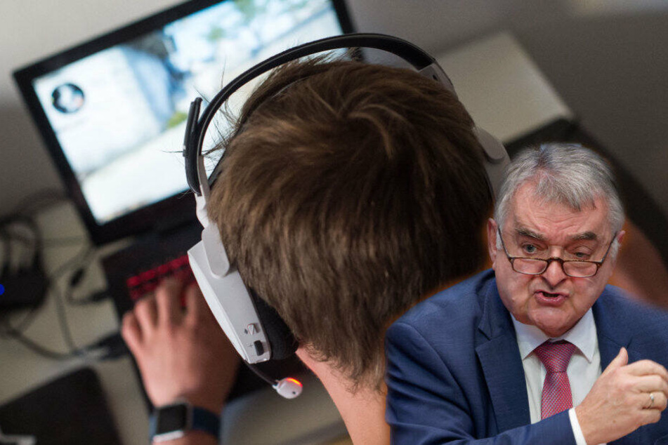 Nach Anschlag in Halle: NRW-Innenminister Herbert Reul will Gamerszene unter die Lupe nehmen