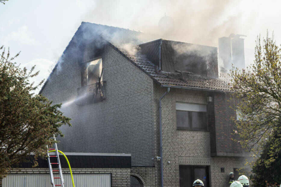 Mit einem massiven Löschangriff von mehreren Seiten brachte die Feuerwehr das Feuern schließlich unter Kontrolle.