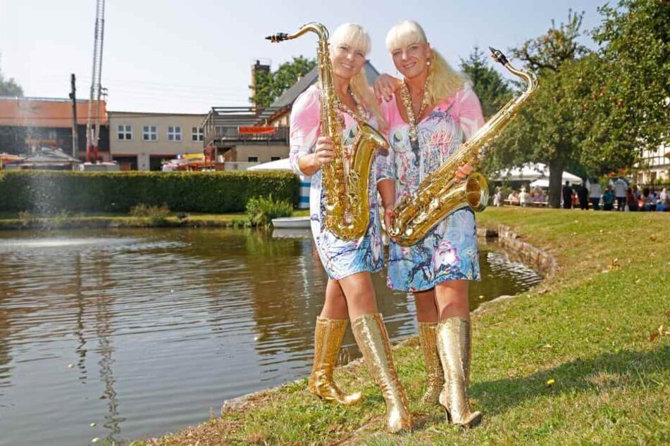 Claudia und Carmen mit ihren Saxophonen - da war Carmen noch ein bisschen kräftiger.