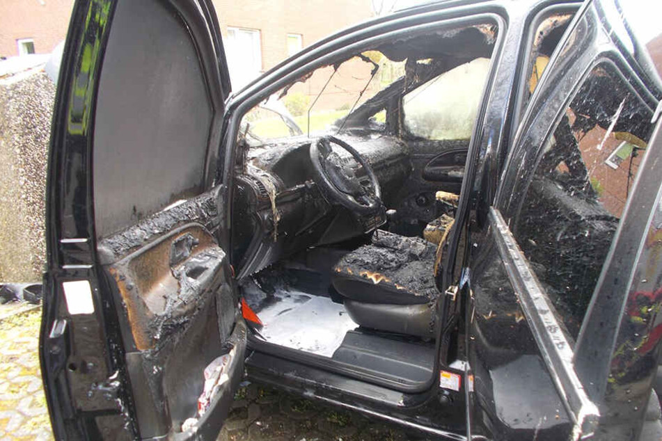 Der komplette Wagen des 73-Jährigen brannte aus.