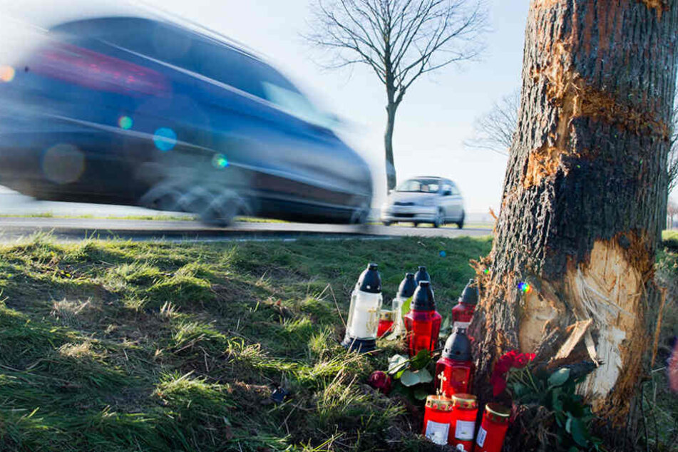 Der 77-Jährige Autofahrer verlor die Kontrolle über das Auto und raste gegen einen Baum. (Symbolbild)