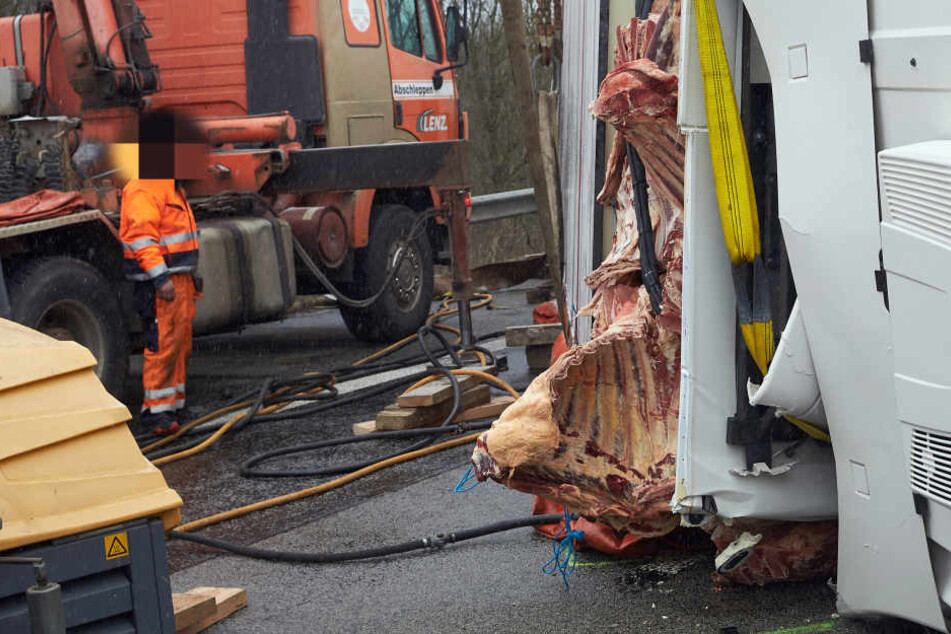 Der umgekippte Lkw blockierte alle Fahrbahnen auf der A61.