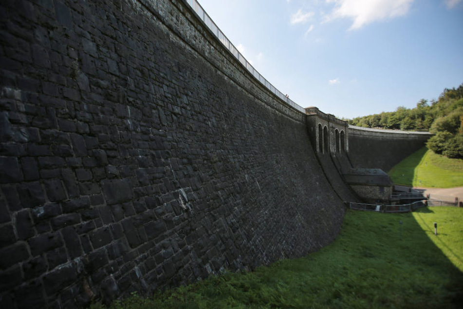 Von dieser Staumauer der Brucher Talsperre ließ der Täter sein Opfer fallen.