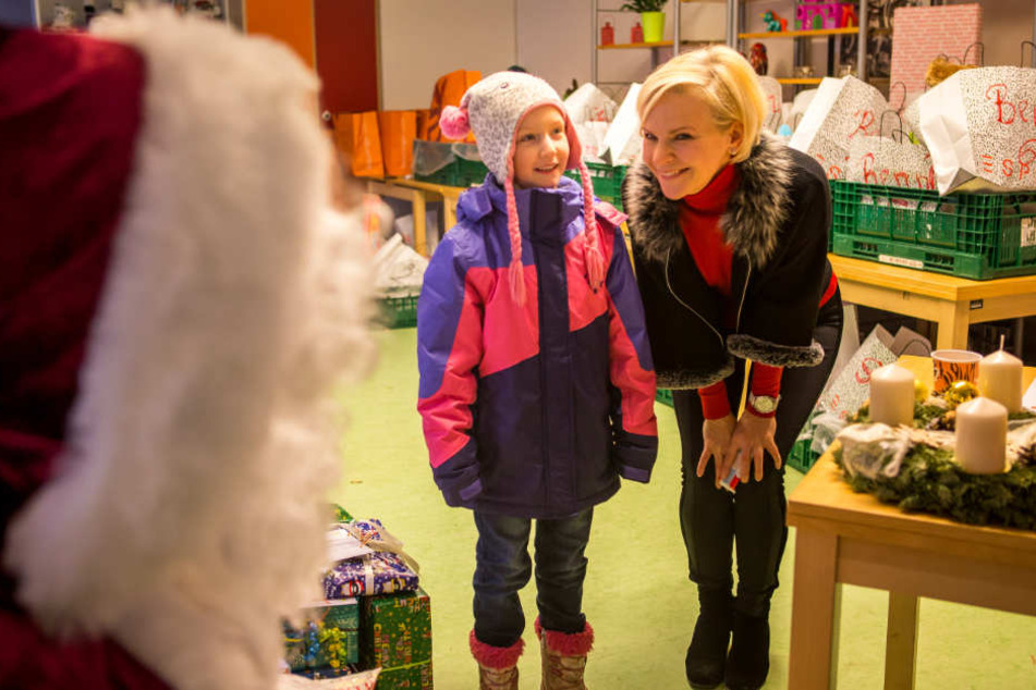 Annalena (8) und Andrea Kathrin Loewig singen ein Lied für den Weihnachtsmann.