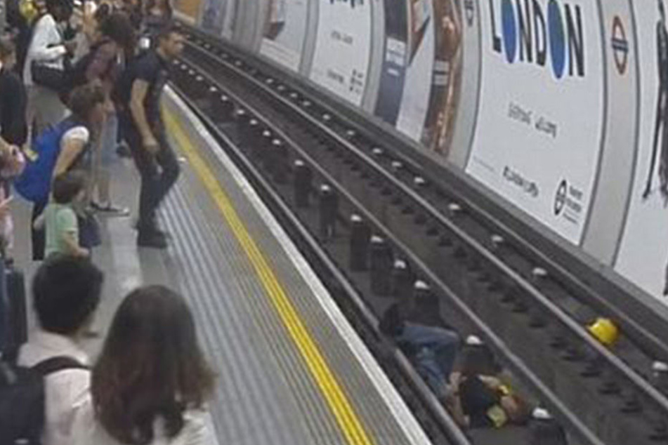 Plötzlich liegt ein 47-jähriger Mann auf den Londoner U-Bahn-Gleisen. Doch die Rettung ist nah.