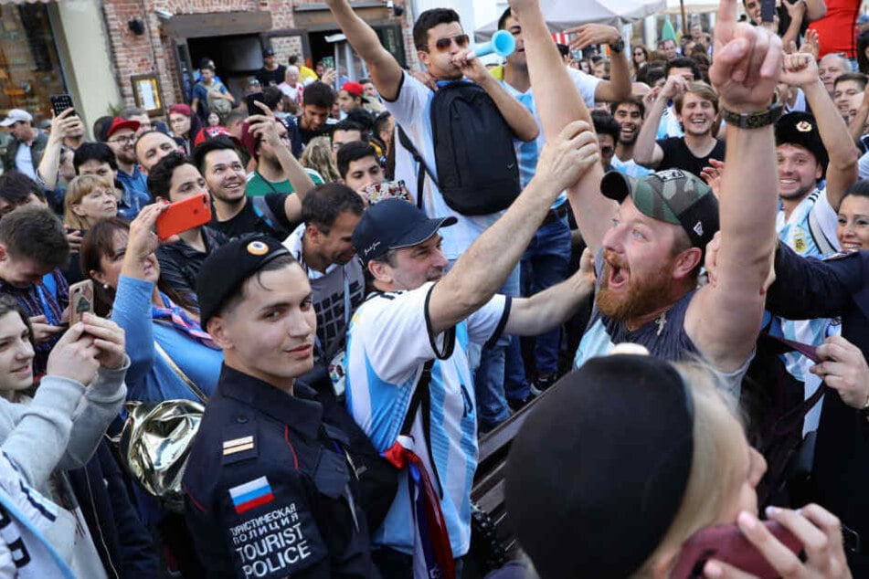 In der Innenstadt von Moskau feiern Fans aus Argentinien ihr Team.