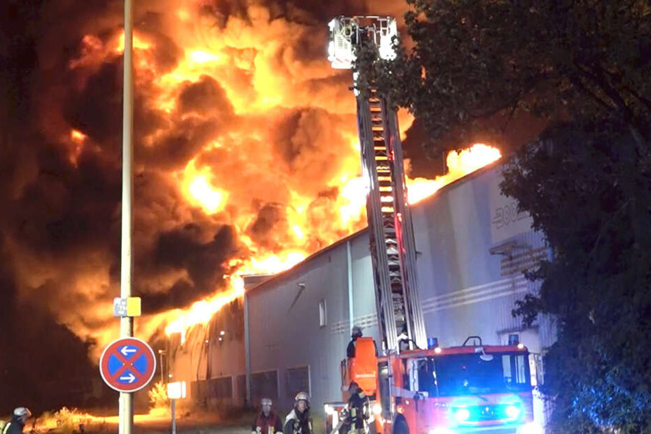 Die Feuerwehr versucht alles um das Feuer unter Kontrolle zu bekommen.