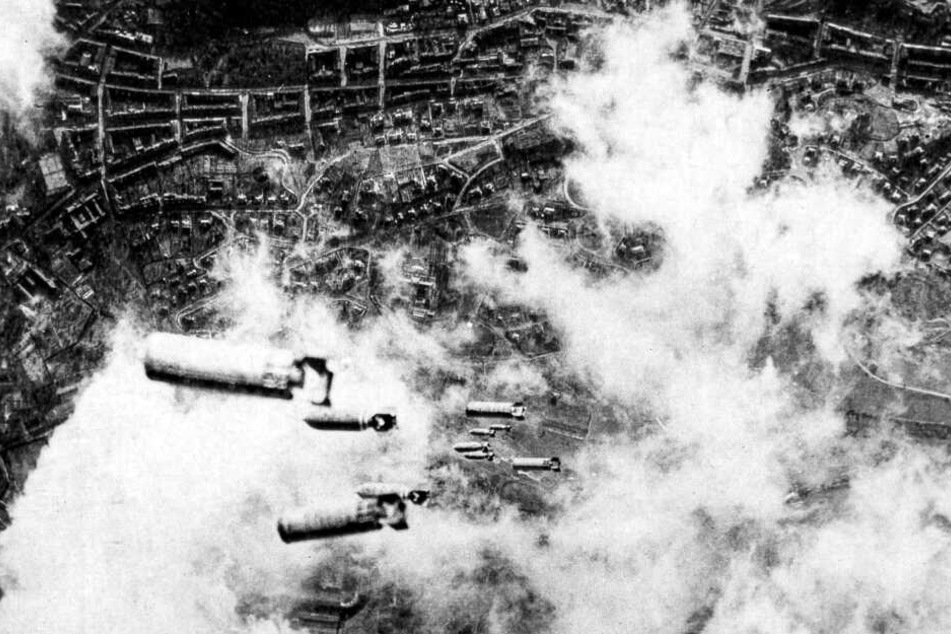 Dresden im Bombenhagel: Fast 1000 britische Lancaster-Bomber werfen Spreng- und Brandbomben auf Dresden.