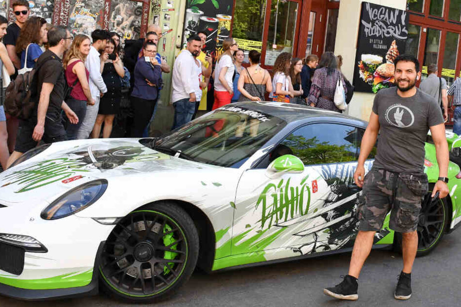 Der vegane Koch und Kochbuchautor Attila Hildmann eröffnet seine zweite Snackbar mit veganem Essen in der Adalbertstraße in Berlin-Kreuzberg.