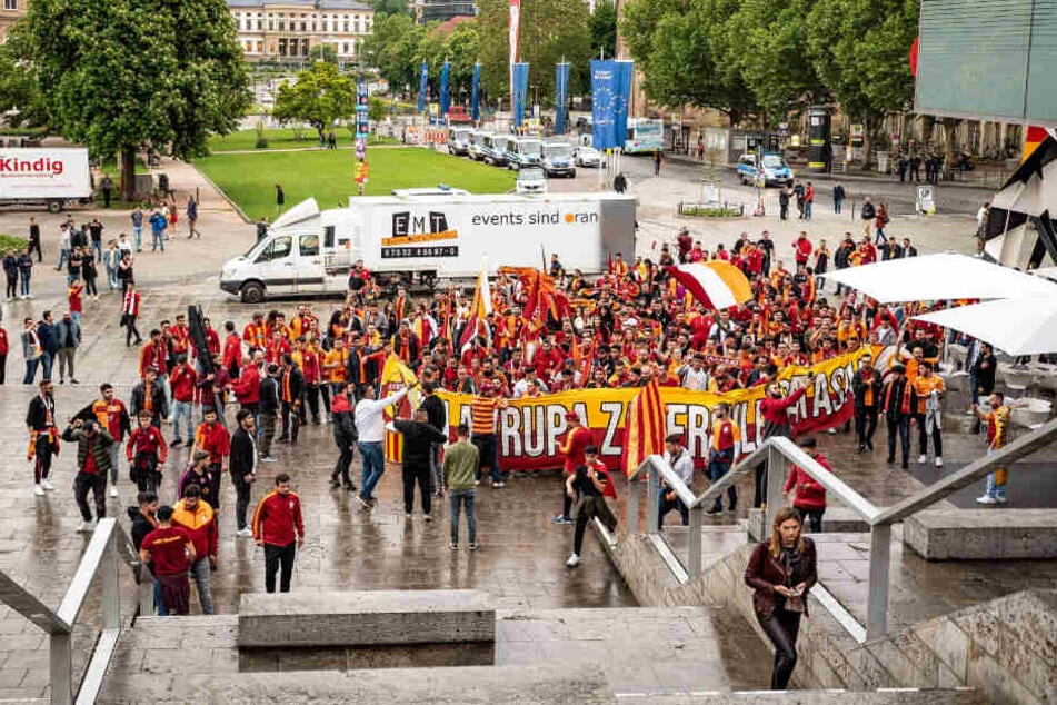 150 Fans versammelten sich auf dem Stuttgarter Schlossplatz.