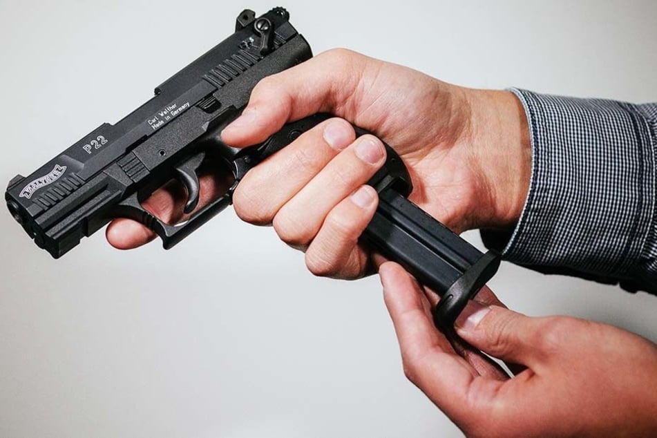 Schreckschusswaffen wie diese sind momentan im Kreis Gütersloh sehr beliebt. (Symbolbild)