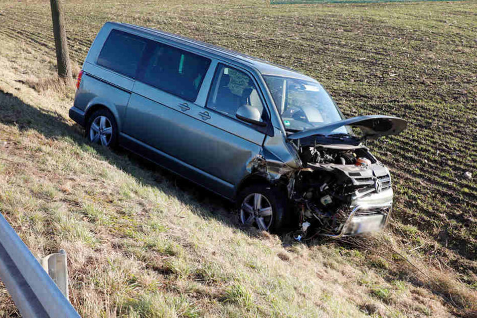 Der VW wurde ins Feld geschleudert.