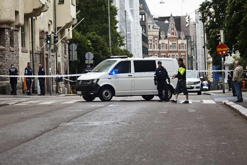In der finnischen Hauptstadt Helsinki ist ein Auto in eine Menschenmenge gefahren