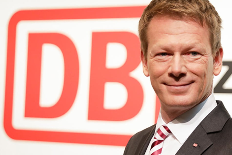 Richard Lutz, Vorstandsvorsitzender der Deutschen Bahn, steht zu Beginn der Halbjahres-Bilanz-Pressekonferenz des Unternehmens vor dem Schriftzug DB Zukunft.