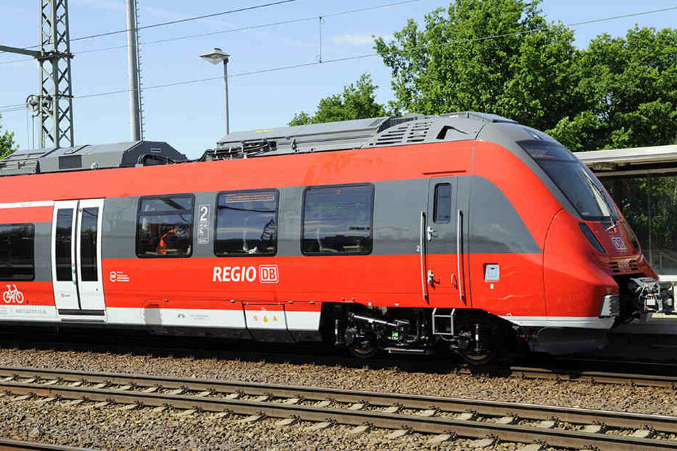 In einem Berliner Regionalzug biss ein 43-Jähriger Mann einem 37-Jährigen Teile des Ohres ab.