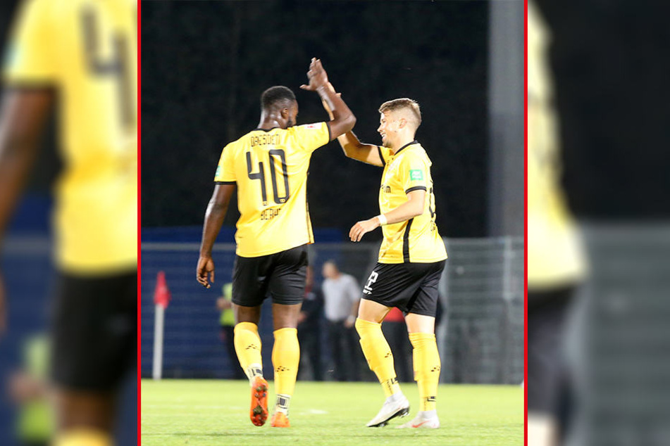 Dynamos Patrick Moeschl (r.) bejubelt mit Teamkollege Erich Berko seinen Treffer zum zwischenzeitlichen 1:0.