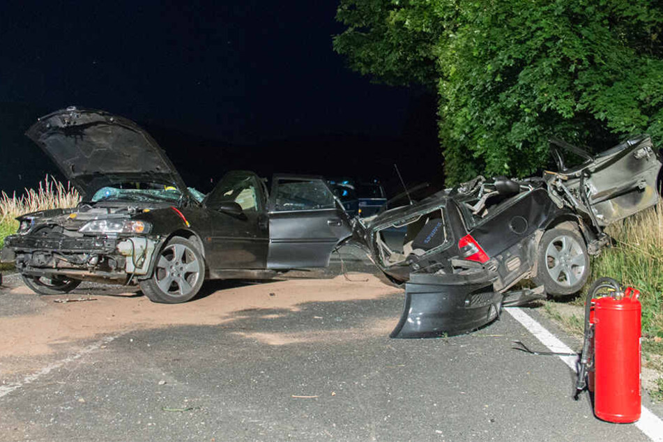 Der Opel wurde durch die Wucht des Aufpralls in zwei Teile gerissen.