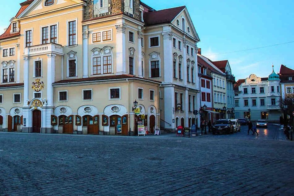 In der ostsächsischen Stadt Löbau wurde ein 18 Jahre alter Mann verwundet.