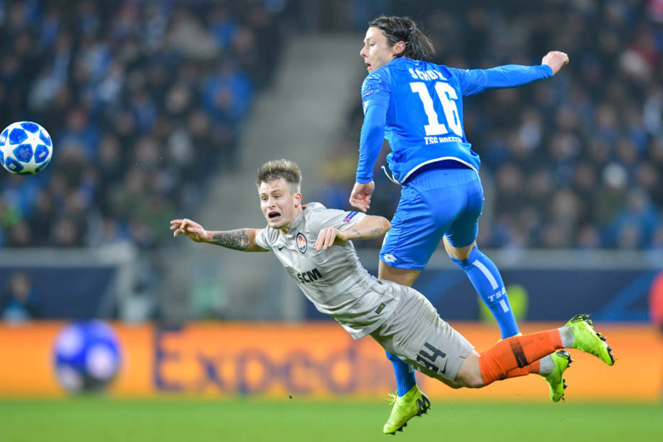 Oleg Danchenko (l) von Schachtjor Donezk und Hoffenheims Nico Schulz kämpfen um den Ball.